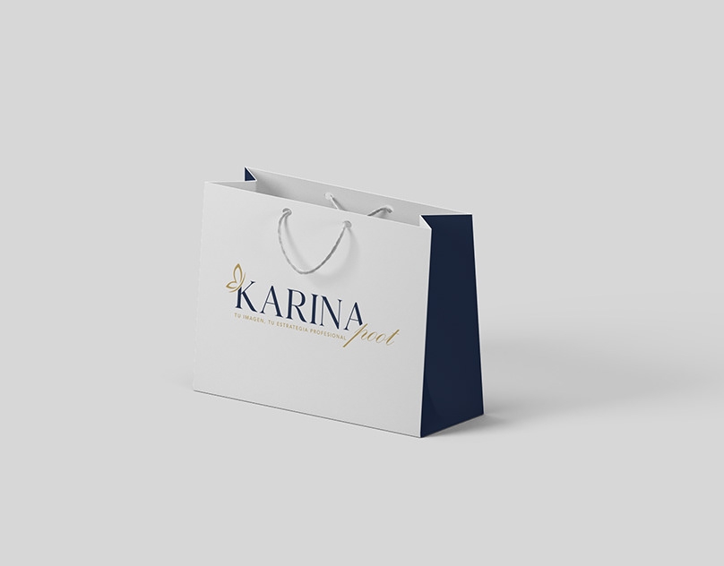 Bolsa con la marca de Karina Poot